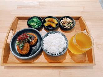 新店溪洲園區「慕谷慕魚」餐廳開幕 馬告漢堡排驚艷味蕾