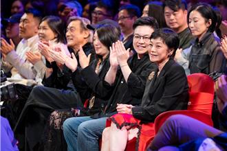 張艾嘉抱烏迪內終身成就獎 「致詞超感人」徐克、梁家輝暖獻擁抱