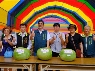 學甲西瓜節熱鬧登場 「西瓜王」出爐甜度14.1、重達32台斤