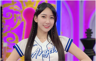 啦啦队女神热舞走光！NuBra掉下来 当场摸到「小葡萄」