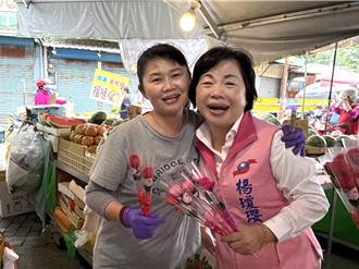 不受大罷免影響 楊瓊瓔到大雅市場送3000支康乃馨