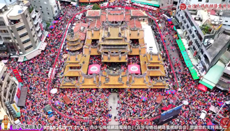 藍綠造勢都看不到車尾燈！粉紅超跑衝北港擠爆 空拍震撼畫面曝光