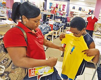 消費者縮手 美零售業Q1獲利慘