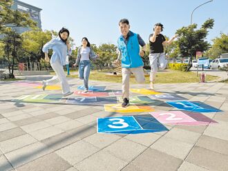 金湖「3D漂浮跳房子」滿童趣 陸客打卡