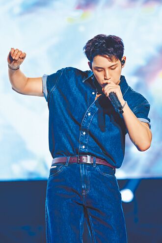 珉奎捲袖露肌 演繹CK男友風格