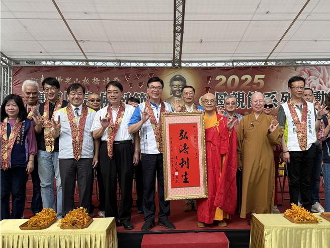 新北市副市长刘和然代表市长颁赠「弘法利生」的匾额，以表达对于板桥讲堂的感谢。（图／新北市民政局）