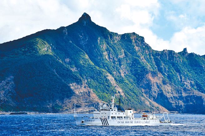 图为中国海监船在钓鱼台海域资料照。（新华社）