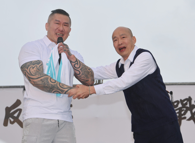 國民黨4月26日舉辦「反綠共，戰獨裁」集會，立法院長韓國瑜（右）、「館長」陳之漢（左）握手擁抱。（中時資料照，姚志平攝）