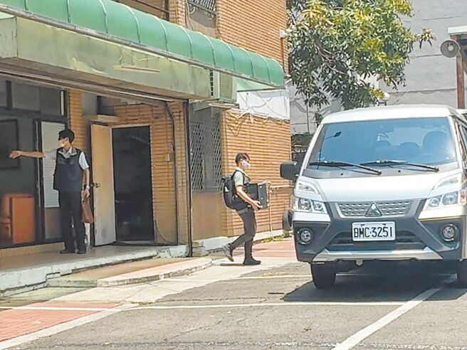 涉罢免案幽灵连署，国民党台中市党部2日遭搜索，调查局人员带回疑似电脑主机等物。（潘虹恩摄）