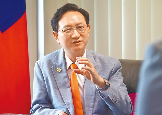 我驻新加坡代表童振源2日接受本报专访。（郑任南摄）