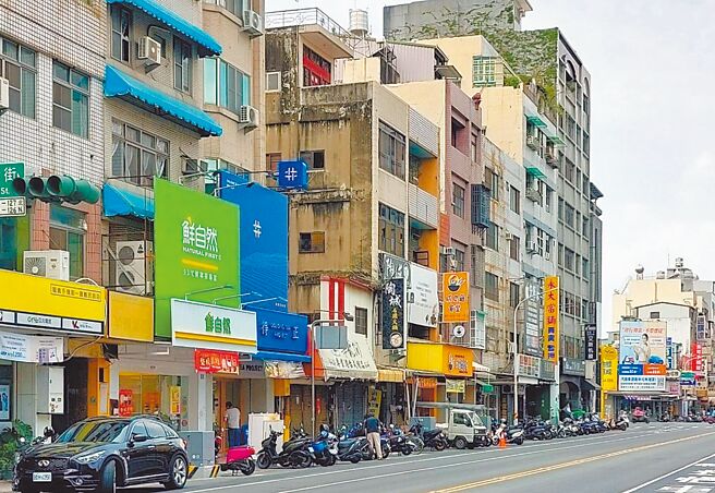 嘉义市政府整顿店家广告招牌后的街景。（嘉市府提供／廖素慧嘉市传真）