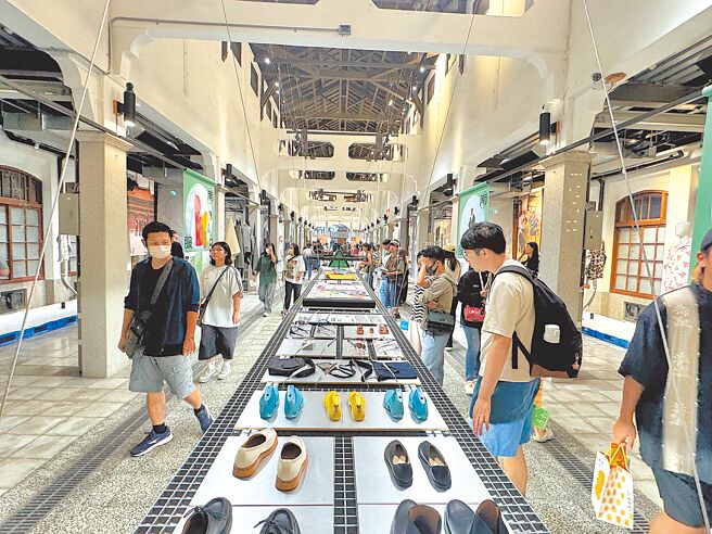 西市场斥资近2亿元修復，周边所有工程均已竣工，摊商6月将进驻试营运。图为西市场古蹟本体去年台湾设计展期间作为主展场，崭新空间也让各界期待它华丽转身。（曹婷婷摄）