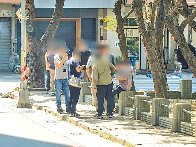 高雄捷运生态园区站旁立体停车场部分楼层供高科技厂办进驻，却遭地方居民反映抽菸情形严重，有损通勤族与附近居民健康。（任义宇摄）