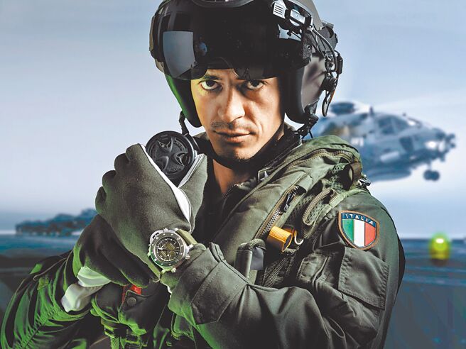 沛纳海与义大利海军合作推出体验版限量表Submersible Chrono Marina Militare Experience Edition PAM01699。（PANERAI提供）