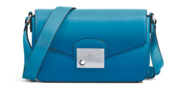 万宝龙大师杰作系列烟熏蓝信差包， 5万7300元。（MONTBLANC提供）
