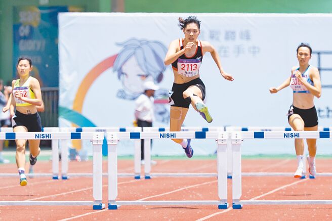 就读台师大的锺欣儒（中）在女子400公尺跨栏决赛跑出个人最佳成绩，为自己首夺大运会金牌留下纪念。（全大运执办提供）