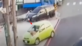 竹北妹趴跪引擎蓋！轎車不甩「秒速換手」照上路　驚險畫面曝