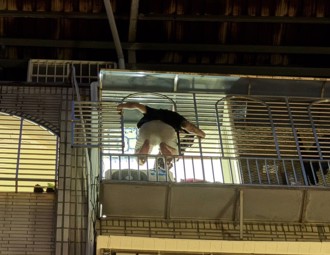 场面超惊险！桃园18岁醉男失控 攀铁窗「屁股悬空」叫嚣