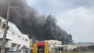 芦竹工厂火警窜浓烟 覆盖「半个天空」！消防射水急灌救