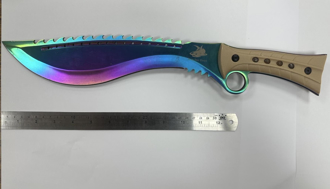 酒客与店员起口角拿刀怒砍 还有男子推员警一併遭逮