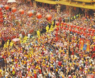 70萬人湧入北港 交通部排193班客運接駁「班班客滿」