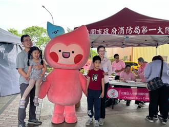 桃園義消母親節前夕送暖 攜手僑蓮基金會關懷弱勢