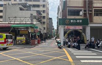 被違停車擋住！2名少女過馬路 騎士閃避打滑釀3傷