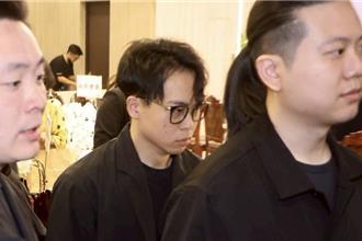 「天殘」告別式圓滿了！緋聞男友賀瓏公開現身哀弔