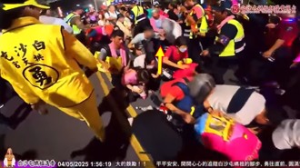 排隊鑽粉紅超跑轎底！ 眼鏡男「這動作」讓信徒們都火了