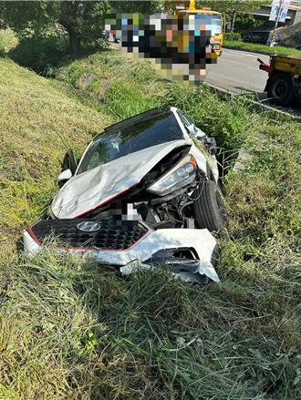 国道惊魂记！一家4口不明原因衝入边坡翻车　车头全烂