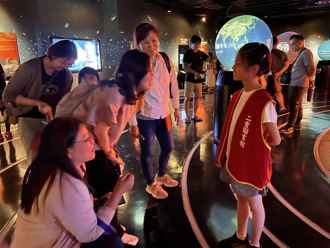 台北天文館與二重國小舉行「親子共學」 孩子化身解說員開講天文知識   