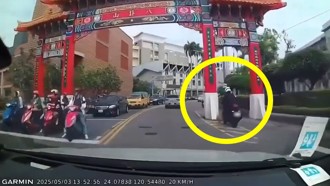 騎士不專心慘中柱！ 八卦山牌樓又遭撞「好可憐」