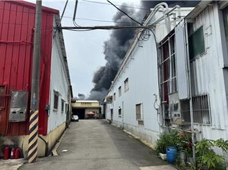 芦竹4间工厂烧精光！ 2油槽持续闷烧已出动怪手开挖