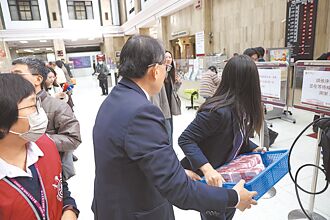 台灣踩兩紅線 央行難阻新台幣升值