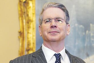 川普财经政策的领航员》财政部长贝森特 贸易协商掌舵者