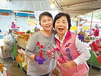 楊瓊瓔赴各地市場分送康乃馨