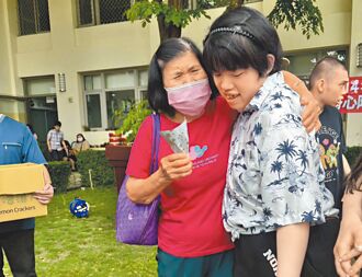 彰化 慢飛天使手做康乃馨相贈 家屬歡喜接受感動淚滿襟