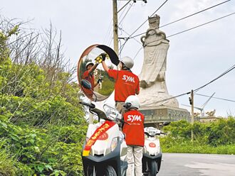 三阳志工擦反光镜 护航白沙屯妈进香路