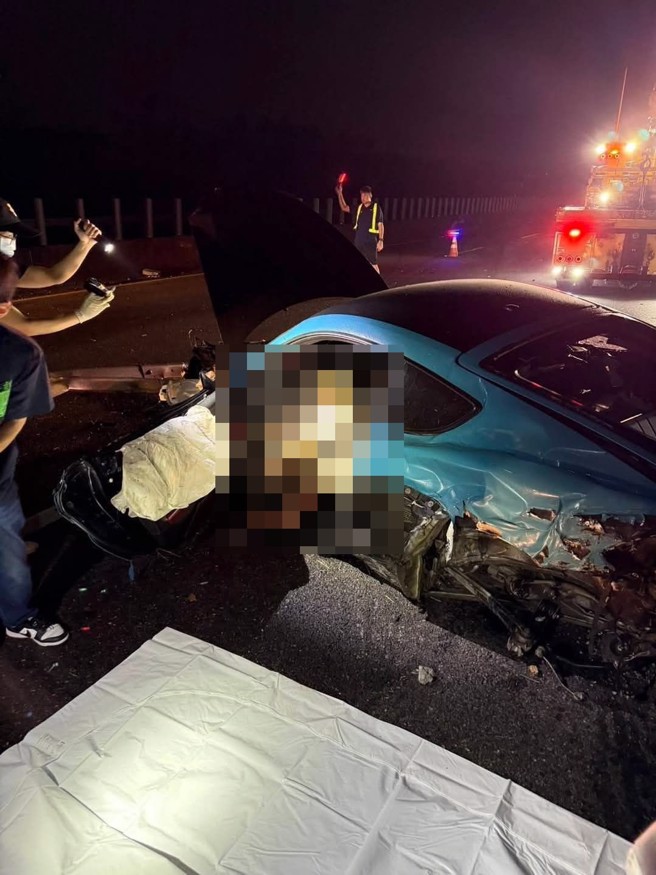國道三號北上關廟段，3日深夜發生嚴重死亡車禍，保時捷跑車疑似自撞護欄，導致護欄插進車內，駕駛當場臟器外露明顯死亡。（翻攝爆料公社）