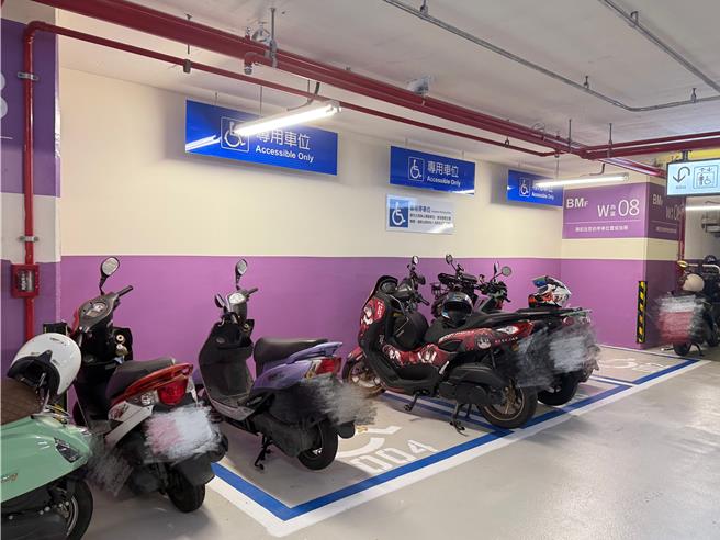 高雄車站南側地下停車場違停亂象多，有多輛機車占用殘障車格。（紀爰攝）