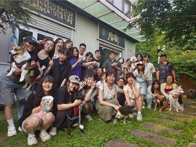 宠物妈咪欢庆母亲节，台中市1家动物医院举办，员工宠物旅游活动，共有12只犬只与其毛父母一起参加拉坯体验课程，留下独一无二的脚印手作陶盘、陶碗作品。（民眾提供）