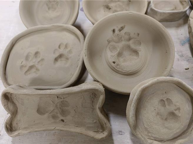 犬只脚印手作陶盘、陶碗作品。（民眾提供）