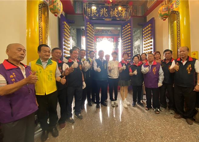 台南市安南區清慈宮將於明年舉行49天加1天的「大羅周普天大醮」，獲總統賴清德贈匾「澤被兆民」，4日上午舉行揭匾儀式。（清慈宮提供／郭良傑台南傳真）