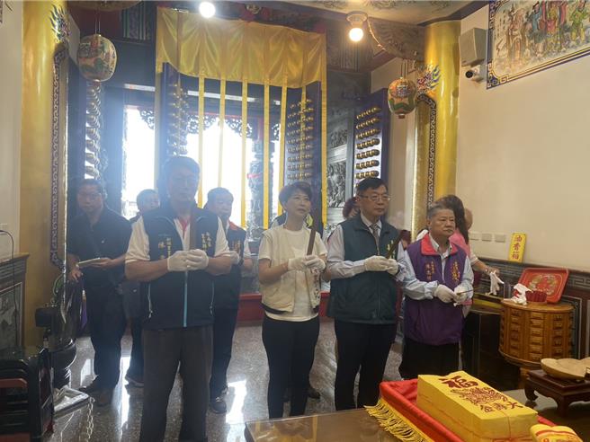 在揭匾儀式前，立委陳亭妃（右3）、台南市民政局長姜淋煌（右2）等人為揭匾上香稟報神明。（清慈宮提供／郭良傑台南傳真）