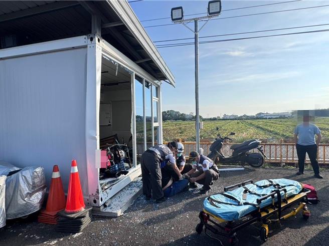 25歲張姓男子在駕訓班騎大型重機時，疑似因為操作不慎，失控撞入駕訓場內的鐵皮屋休息室。（警方提供／紀爰高雄傳真）
