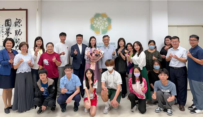 母親節即將到來，財團法人北市教育局認助清寒學生基金會3日舉辦母親節相見歡活動，氣氛溫馨。（北市教育局提供）