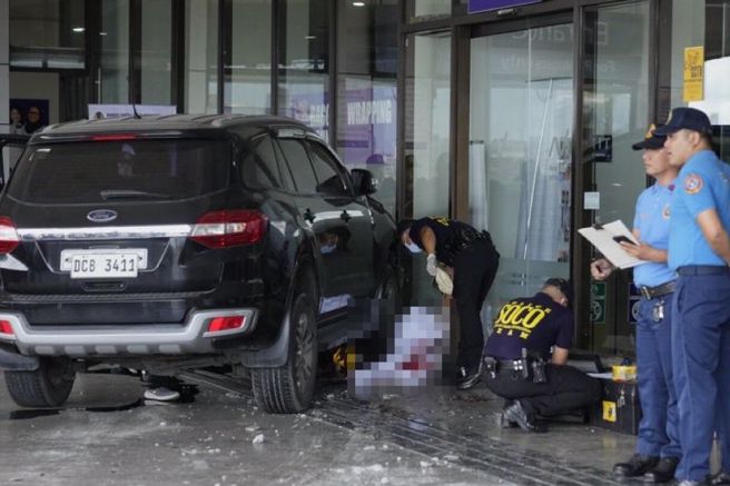 休旅車在菲律賓機場航廈外突然暴衝，撞進人潮很多的航廈，導致2人死亡多人受傷。（翻攝X）