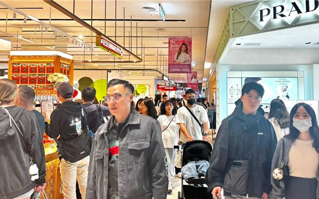 母親節即將登場，全台送禮熱潮攀升，新光三越母親節檔期首周業績成長2成。（新光三越提供）