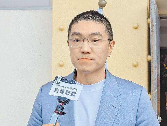 基隆市长谢国梁3日表示，市府将于6日的市务会议中，针对确保民眾个资以及使用具争议的通讯软体等项目，展开专案报告及讨论。（张志康摄）