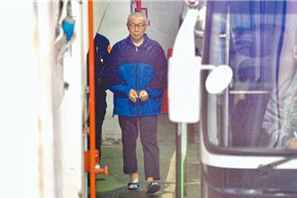 柯文哲京華城案  檢辯正式法庭對決  4羈押被告5月8日全提訊